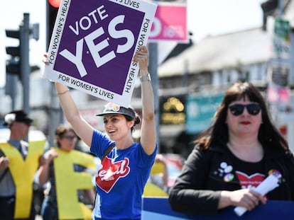 Una joven hace campaña por el Sí en Dublín (Irlanda) este viernes.