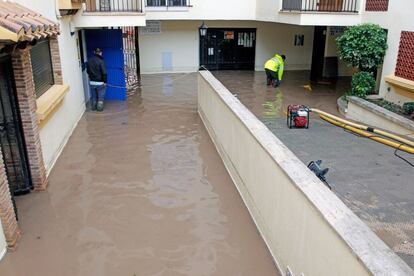 Trabajos de achique de agua en una zona de viviendas este lunes en Torrevieja (Alicante).