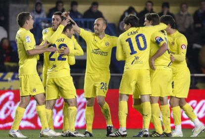 Los jugadores del Villarreal felicitan a Rossi por su gol ante la Real Sociedad.