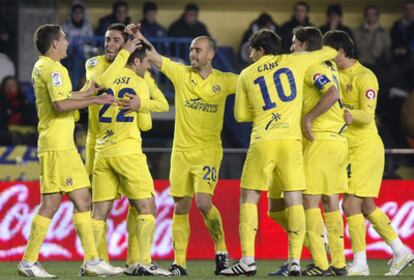 Los jugadores  del Villarreal felicitan a Rossi por su gol ante la Real Sociedad.