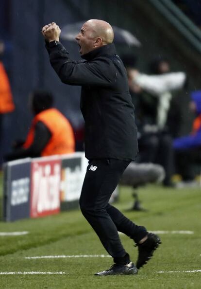 Jorge Sampaoli, entrenador del Sevilla celebra el gol marcado por el delantero italiano Franco Vázquez.