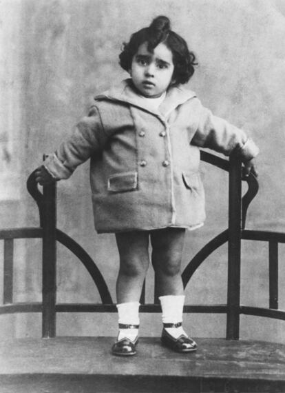 Lola Flores, de niña, posa en un estudio de Jerez de la Frontera (Cádiz), en 1925.