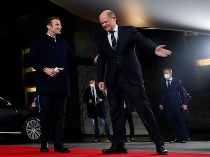 El canciller alemán, Olaf Scholz (derecha), saluda al presidente francés, Emmanuel Macron, este martes al inicio de su reunión en Berlín.