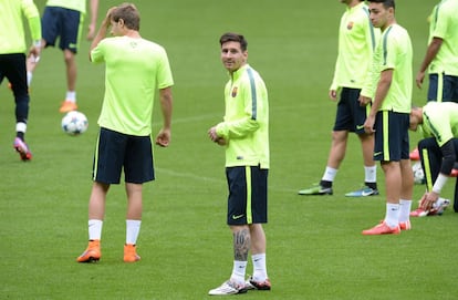 Messi, en el centro, rodeado de compañeros, durante el entramiento en Múnich del FC Barcelona, este lunes.