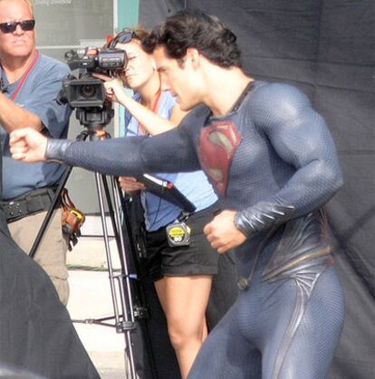 El actor británico Henry Cavill ('Los Tudor'), caracterizado como Superman durante el rodaje de 'Man of Steel', de Zack Snyder.