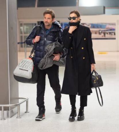 Bradley Cooper e Irina Shayk en el aeropuerto JFK, el pasado jueves.