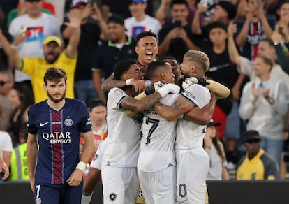 Khvicha Kvaratskhelia pasa junto a los jugadores de Botafogo en plena celebración.