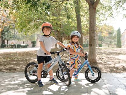 Dos niños montan en bici. Foto cedida por Bike Club