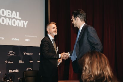 Marc Murtra, presidente de Indra. saluda a Joseph Oughourlian, presidente de Prisa, al finalizar su intervención.