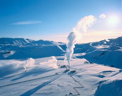 A la derecha, planta de geotermia profunda en Islandia.