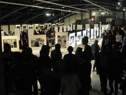 Visitantes durante la inauguración de una exposición fotográfica en el Museo Universitario del Chopo.