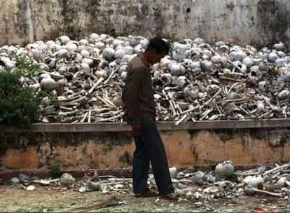 Un camboyano pasea junto a un osario de Pnom Penh, donde se amontonan cráneos y restos humanos pertenecientes a víctimas del régimen de Pol Pot.