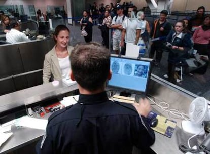 Un funcionario toma las huellas dactilares de una mujer en el aeropuerto de San Francisco en 2003.