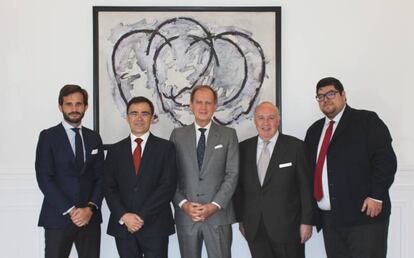 De izq. a dcha.: Luis Cazorla, socio director de Cazorla Abogados; Ignacio Careaga, socio de Iter Law; Luis María Cazorla, presidente de Cazorla Abogados; Miguel Huarte, socio director de Iter Law, e Ignacio M. Martin, socio de Cazorla Abogados