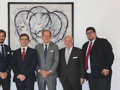 De izq. a dcha.: Luis Cazorla, socio director de Cazorla Abogados; Ignacio Careaga, socio de Iter Law; Luis María Cazorla, presidente de Cazorla Abogados; Miguel Huarte, socio director de Iter Law, e Ignacio M. Martin, socio de Cazorla Abogados