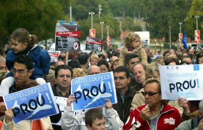 Protesta en Castelldefels contra la tercera pista de El Prat, en 2005.