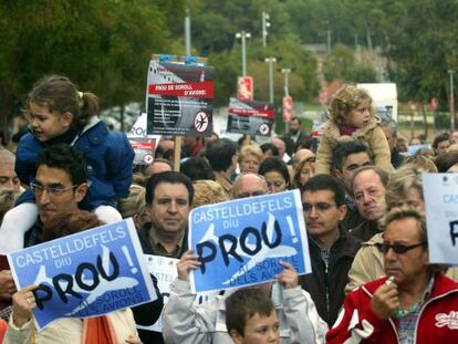 Protesta en Castelldefels contra la tercera pista de El Prat, en 2005.