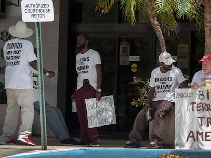 Manifestantes partidarios de Trump, este jueves ante el juzgado de Florida en el que se ha celebrado una vista sobre el caso del registro de Mar-a-Lago.