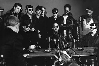 Young Patriots junto a Panteras Negras y Young Lords, durante una rueda  de prensa en 1969. Fotografía: Linn Ehrlich