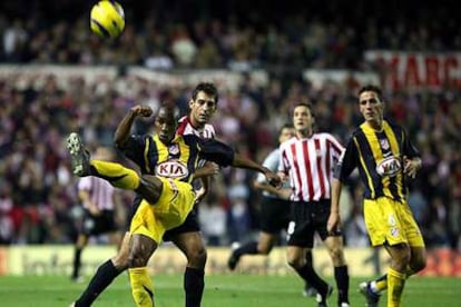 Perea despeja ante Urzaiz.