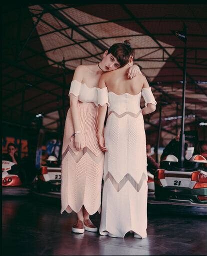 Entre coches de choque, las chicas aguantan el hastío con mucho estilo. Llevan vestidos de Maria Ke Fisherman, gargantilla de la estilista y zapas en tono metal de Victoria.