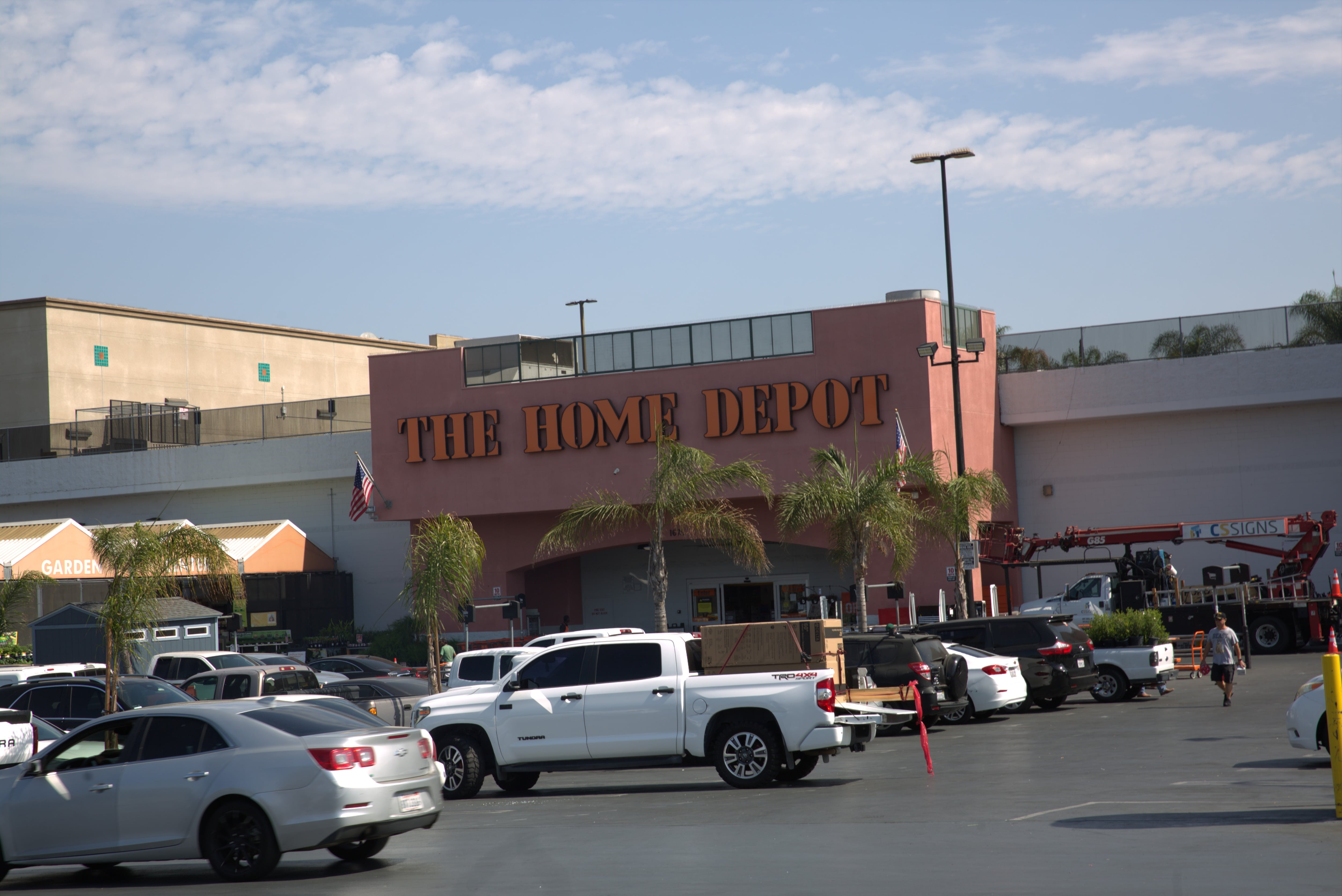 Una sucursal de Home Depot en Los Ángeles, donde jornaleros ofrecen sus servicios.