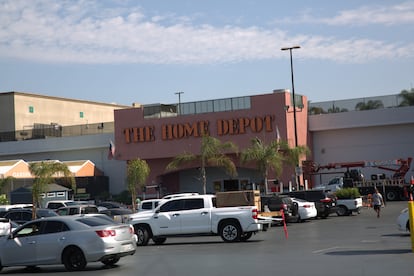 Home Depot donde se ofrecen su trabajo los trabajadores agrícolas en Los Ángeles.
