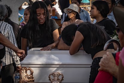 Familiares de Oscar Ernesto Rojas Alvarado durante su entierro en el panteón de Malpaso, del municipio de Villanueva, Zacatecas.