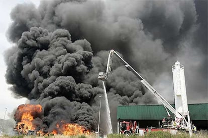 El incendio de dos naves en Ribesalbes levantó ayer un humo denso mientras los bomberos combatían el fuego.