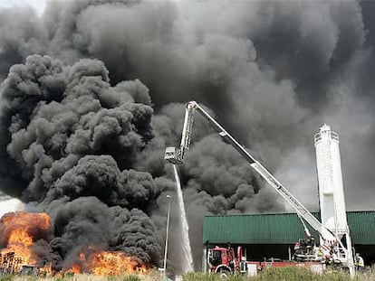 El incendio de dos naves en Ribesalbes levantó ayer un humo denso mientras los bomberos combatían el fuego.