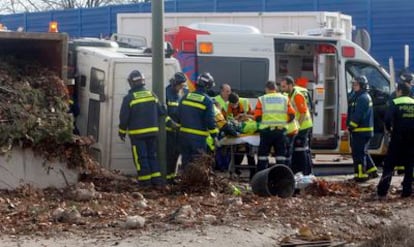 Vuelco de un camión de recogida de vegetales en la salida de la A-3 a la carretera de Valdemingómez