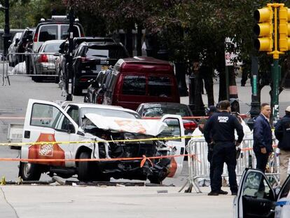 La polic&iacute;a revisa el veh&iacute;culo que atropell&oacute; la semana pasada a varios ciclistas en Nueva York matando a ocho personas.