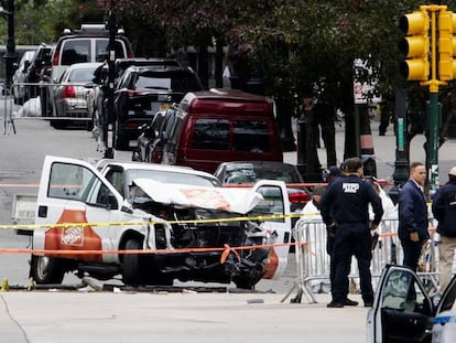 La polic&iacute;a revisa el veh&iacute;culo que atropell&oacute; la semana pasada a varios ciclistas en Nueva York matando a ocho personas.