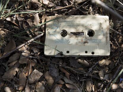 Un casete abandonado en el campo.