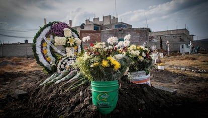 La tumba de Carolina Hernández Sánchez, en un cementerio de un barrio humilde del Estado de México.