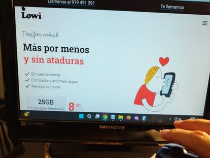 Un usuario consulta la web de Lowi.