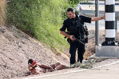 Un miembro de las fuerzas de seguridad israelíes vigilaba este domingo a un prisionero palestino en la frontera con Gaza, cerca de la ciudad de Ashkelón, en el sur de Israel.