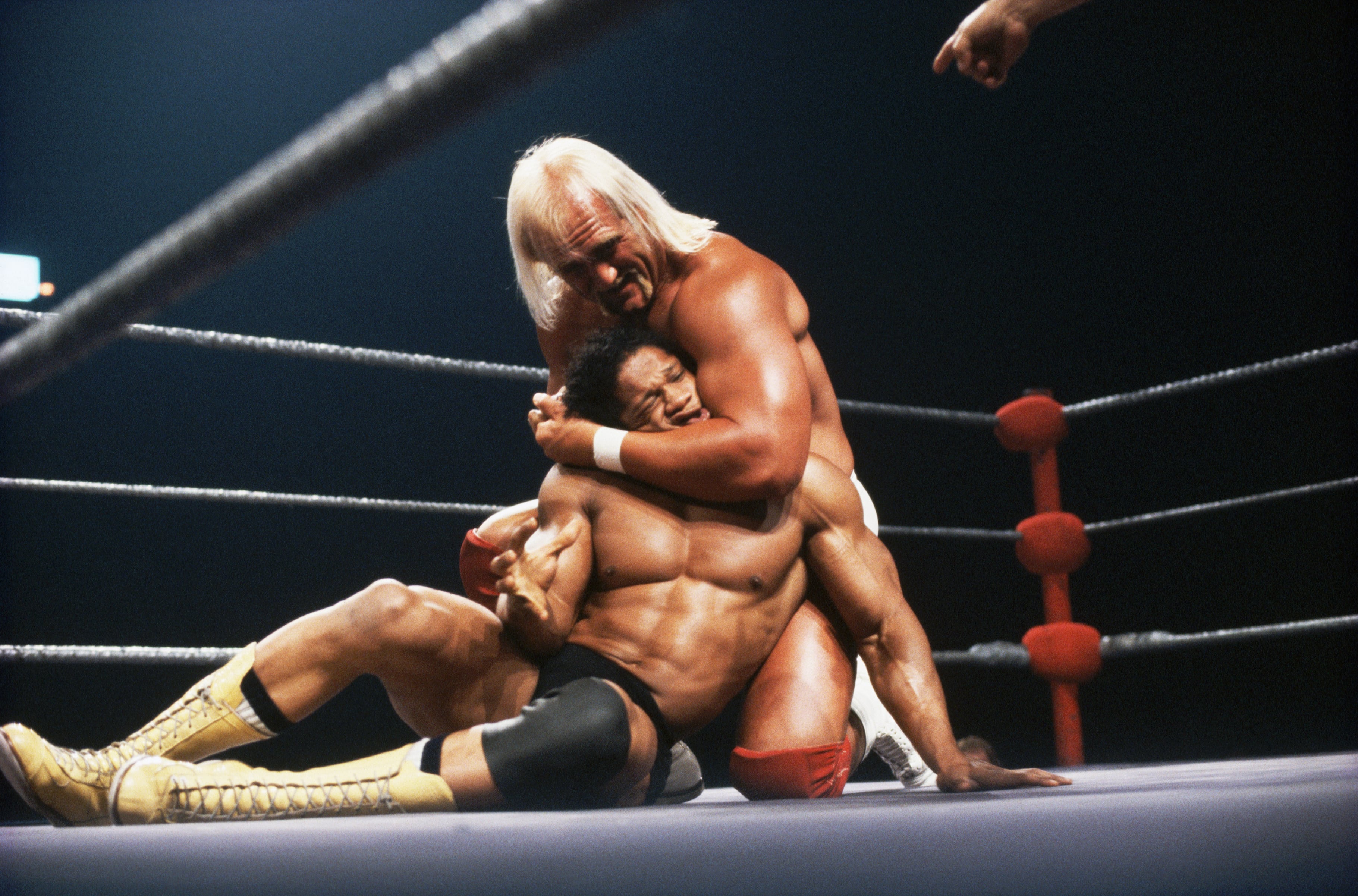 Muere Hulk Hogan, leyenda de la lucha libre, a los 71 años 13 Hulk Hogan aplica una llave al cuello a Tony Atlas.