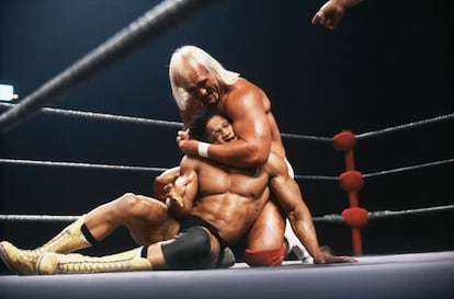 Hulk Hogan aplica una llave al cuello a Tony Atlas.