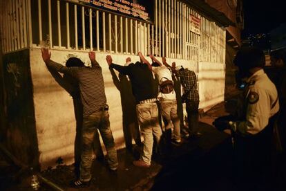 Control policial rutinario a los transeúntes en el barrio de Petere (Caracas)