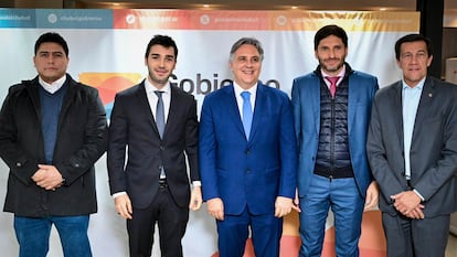 Claudio Vidal, Ignacio Torres, Martín Llaryora, Maximiliano Pullaro y Carlos Sadir, durante el anuncio del bloque opositor, este jueves, en Argentina.
