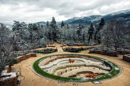 Jardines del real sitio de La Granja, con las montañas de la sierra de Guadarrama al fondo.