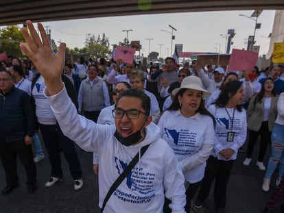 Una manifestación de trabajadores del Poder Judicial contra los recortes, el 17 de octubre en Toluca (Estado de México).