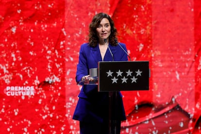 La presidenta de la Comunidad de Madrid, Isabel Díaz Ayuso, interviene en el acto de entrega la Medalla Internacional de las Artes al compositor Manuel Alejandro.