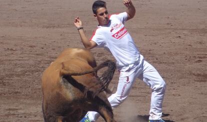 El recortador Juan Nieto en la plaza de toros de Bilbao. 
