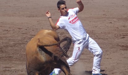 El recortador Juan Nieto en la plaza de toros de Bilbao. 