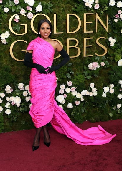 Kerry Washington, quien hizo de presentadora, acudió con un voluminoso vestido rosa fucsia con hombro asimétrico y cola, que completó con medias de cristal, salones negros y unos glamurosos guantes de terciopelo. 