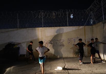 Un grupo de menores marroquíes trata sin éxito de regresar al albergue de Piniers (Ceuta) del que se habían escapado para evitar su repatriación.