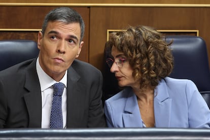 El presidente del Gobierno, Pedro Sánchez, y la vicepresidenta primera y ministra de Hacienda, María Jesús Montero.