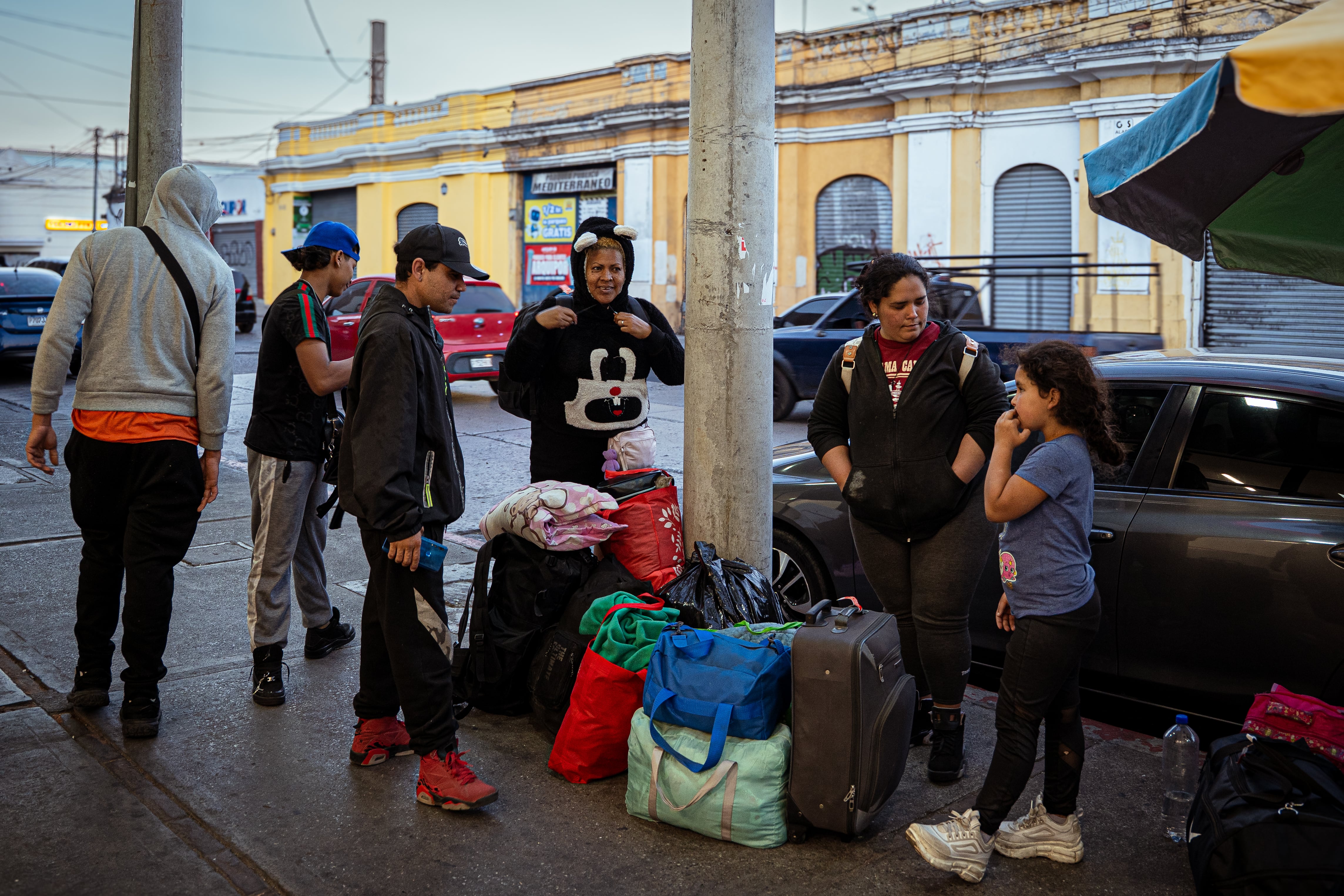Familia de migrantes venezolanos en la estación de autobuses Cristobal Colón, en la Ciudad de Guatemala.